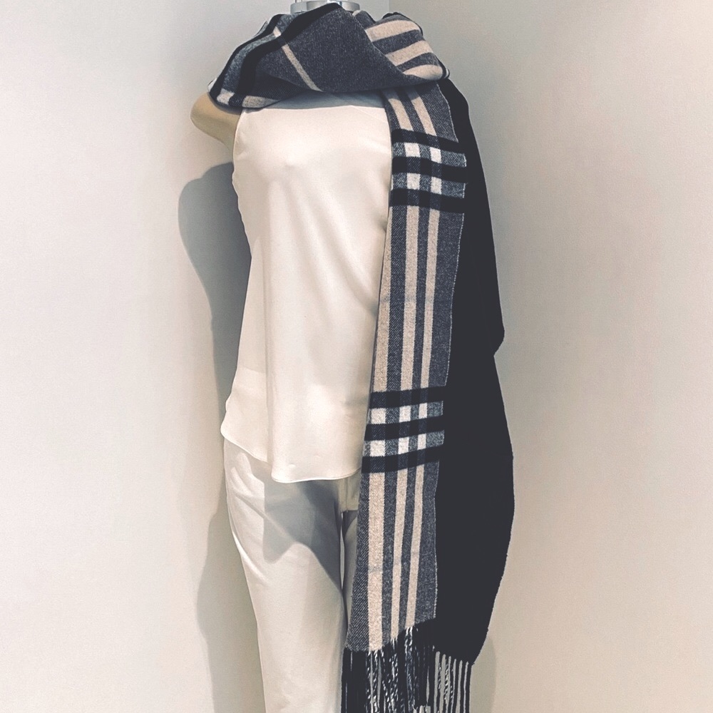 BURBERRY LONDON HELENE REVERSIBLE 2 POCKETS SCARF / WRAP. - Picture 2 of 9